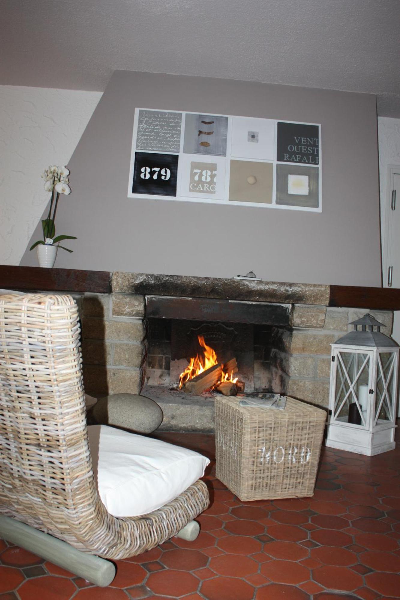 Latitude Ouest Hotel Restaurant & Spa Locronan Exterior foto