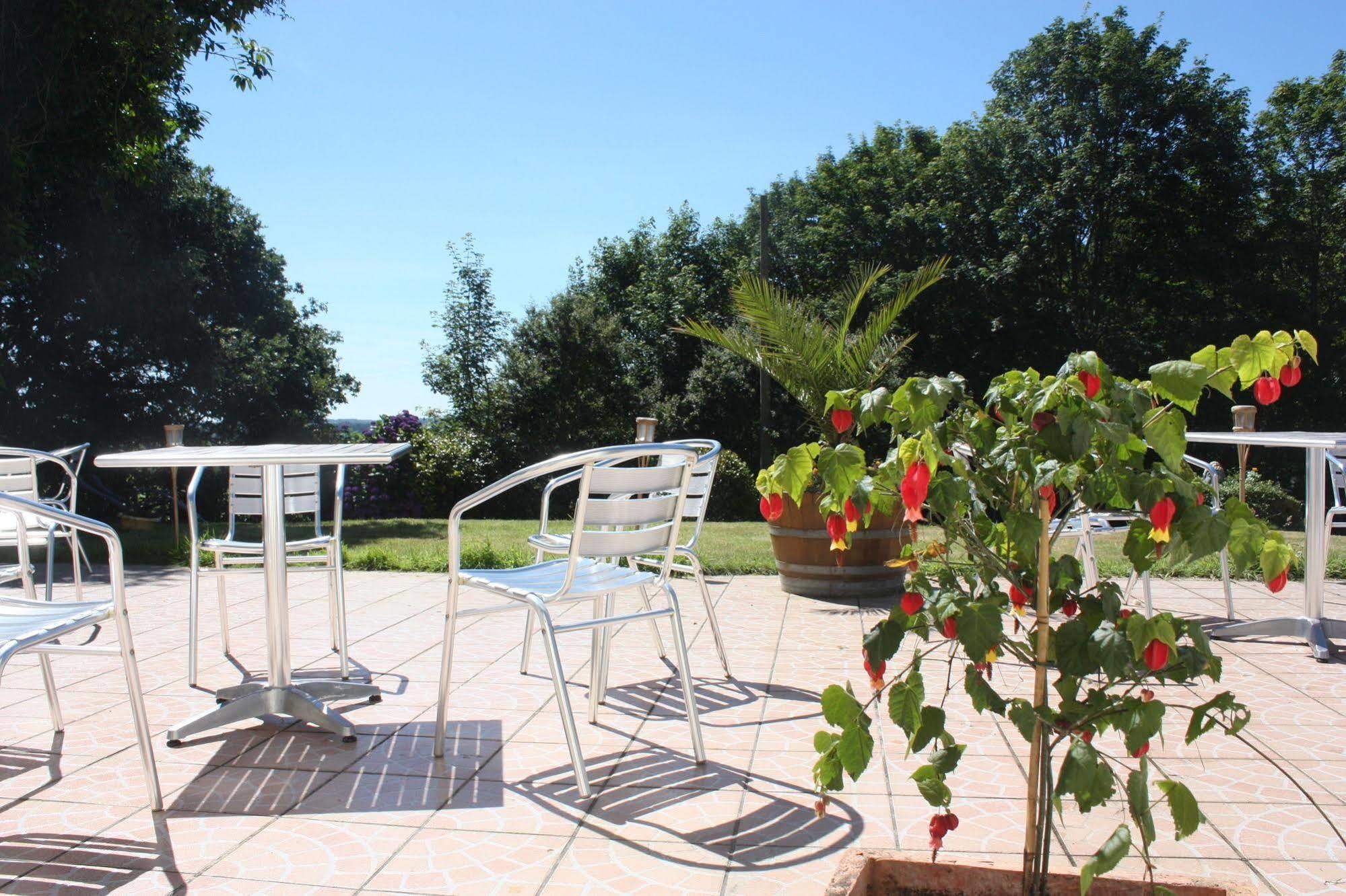 Latitude Ouest Hotel Restaurant & Spa Locronan Exterior foto